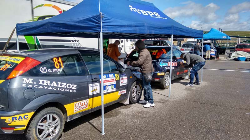 poniendo-pegatinas-focus-rally-navarra